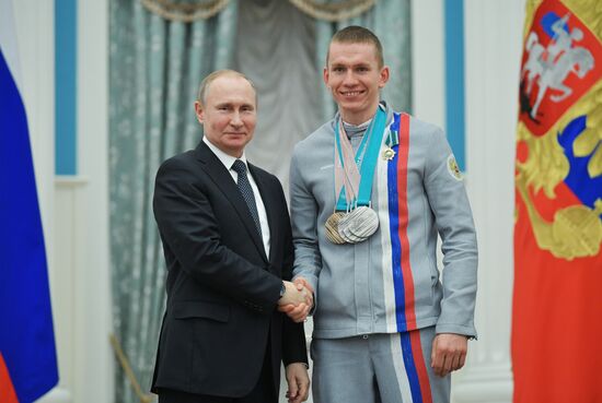 Президент РФ В. Путин вручил госнаграды призерам и победителям XXIII зимних Олимпийских игр