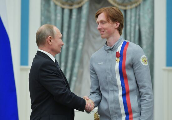 Президент РФ В. Путин вручил госнаграды призерам и победителям XXIII зимних Олимпийских игр
