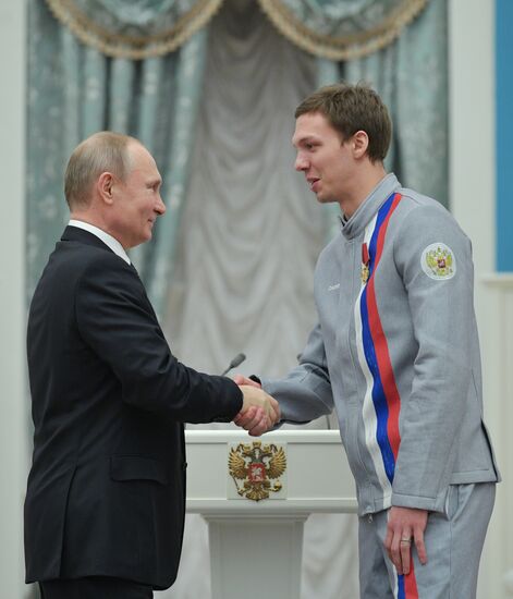 Президент РФ В. Путин вручил госнаграды призерам и победителям XXIII зимних Олимпийских игр