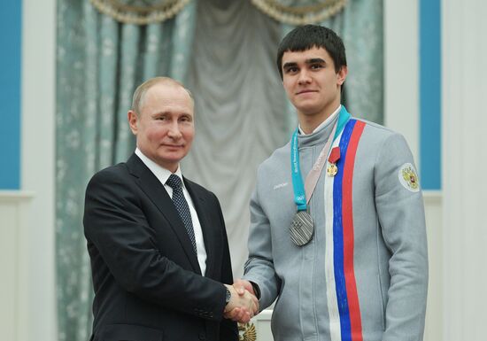 Президент РФ В. Путин вручил госнаграды призерам и победителям XXIII зимних Олимпийских игр