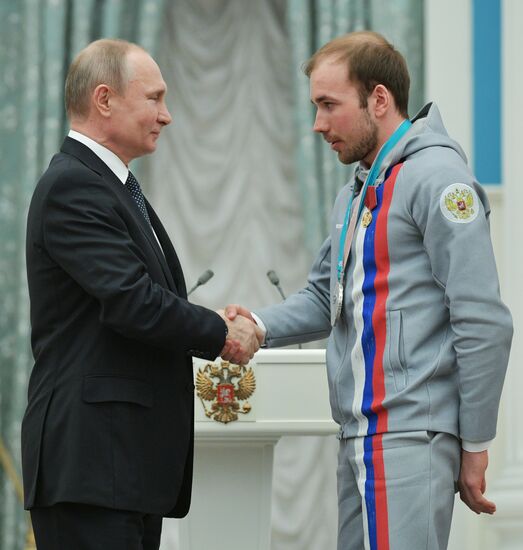 Президент РФ В. Путин вручил госнаграды призерам и победителям XXIII зимних Олимпийских игр