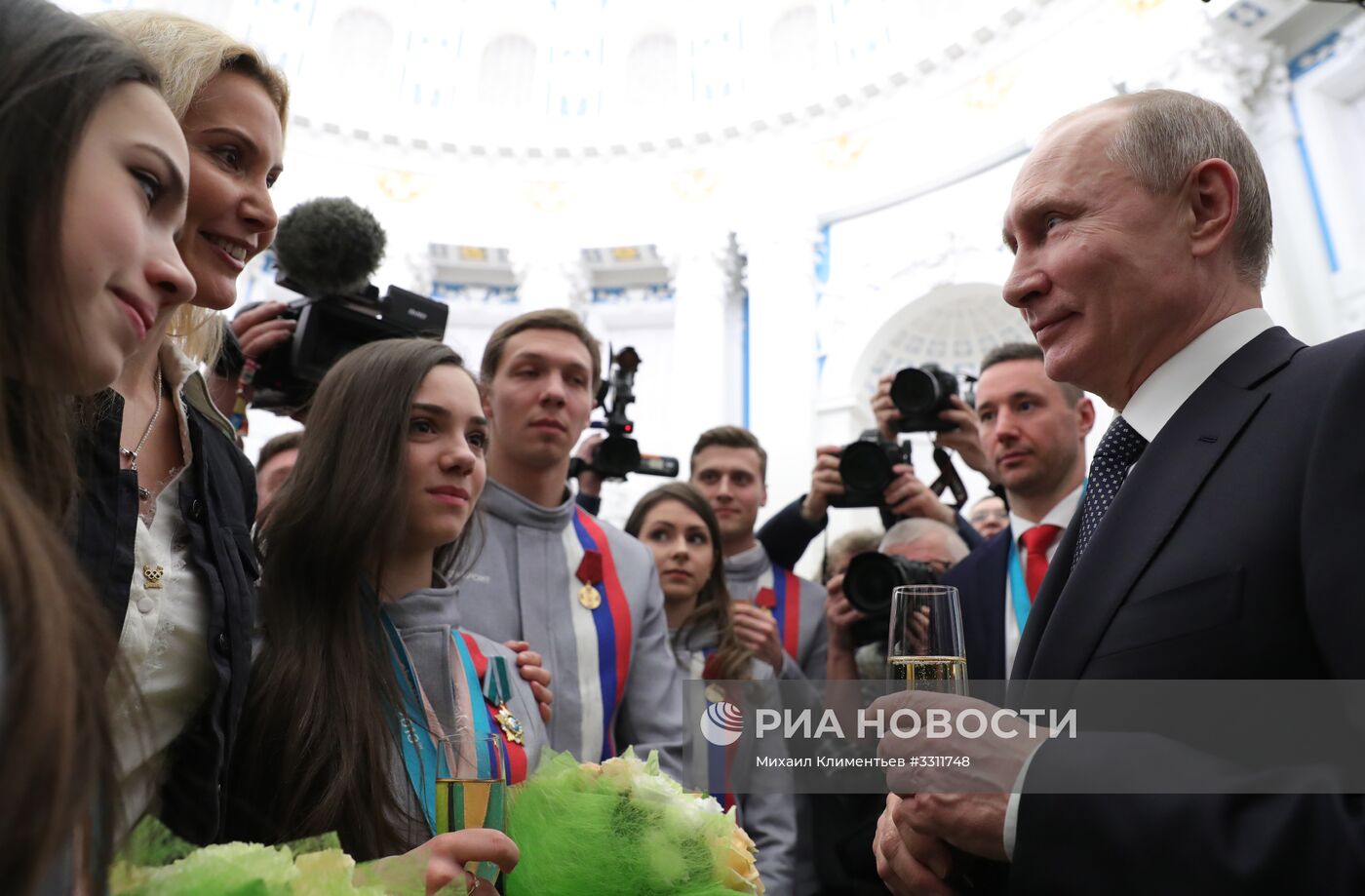 Президент РФ В. Путин вручил госнаграды призерам и победителям XXIII зимних Олимпийских игр