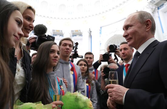 Президент РФ В. Путин вручил госнаграды призерам и победителям XXIII зимних Олимпийских игр