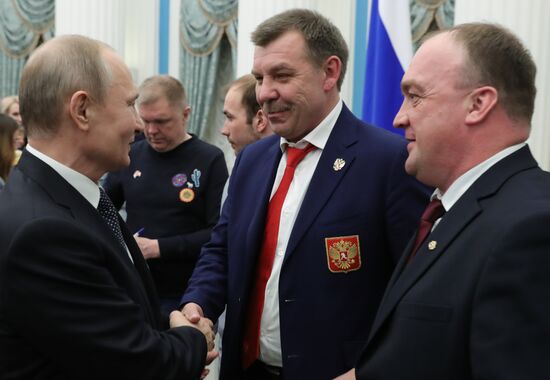 Президент РФ В. Путин вручил госнаграды призерам и победителям XXIII зимних Олимпийских игр