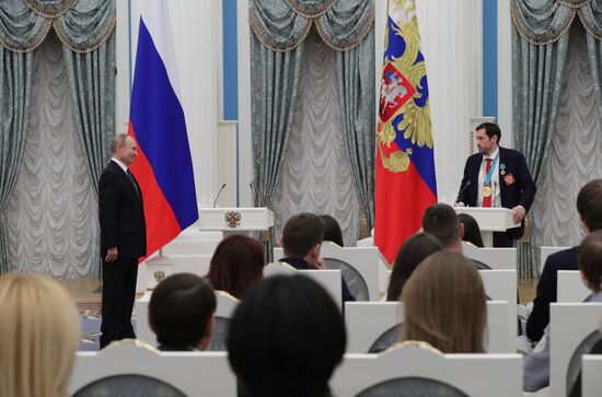 Президент РФ В. Путин вручил госнаграды призерам и победителям XXIII зимних Олимпийских игр