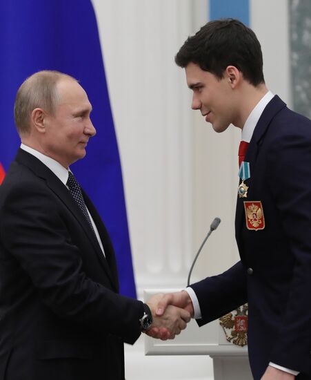 Президент РФ В. Путин вручил госнаграды призерам и победителям XXIII зимних Олимпийских игр