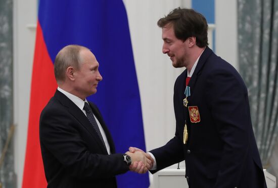 Президент РФ В. Путин вручил госнаграды призерам и победителям XXIII зимних Олимпийских игр