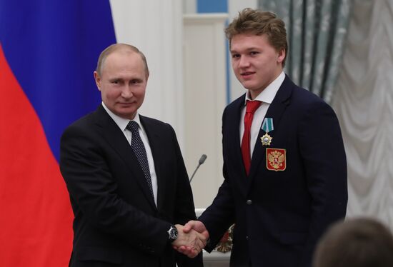 Президент РФ В. Путин вручил госнаграды призерам и победителям XXIII зимних Олимпийских игр