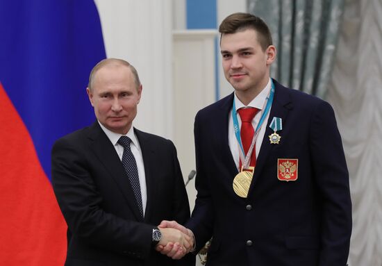 Президент РФ В. Путин вручил госнаграды призерам и победителям XXIII зимних Олимпийских игр