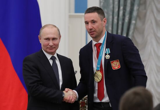 Президент РФ В. Путин вручил госнаграды призерам и победителям XXIII зимних Олимпийских игр