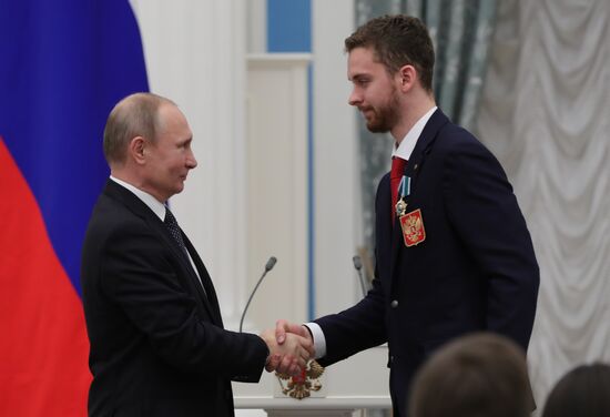 Президент РФ В. Путин вручил госнаграды призерам и победителям XXIII зимних Олимпийских игр