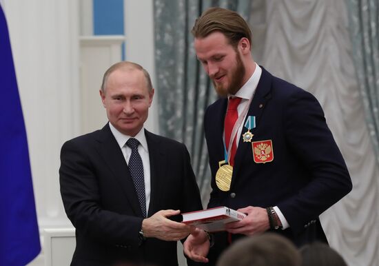 Президент РФ В. Путин вручил госнаграды призерам и победителям XXIII зимних Олимпийских игр