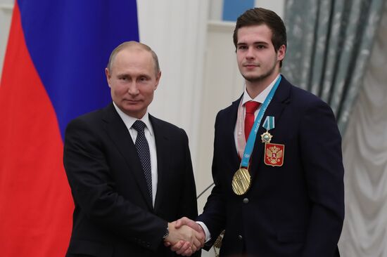 Президент РФ В. Путин вручил госнаграды призерам и победителям XXIII зимних Олимпийских игр