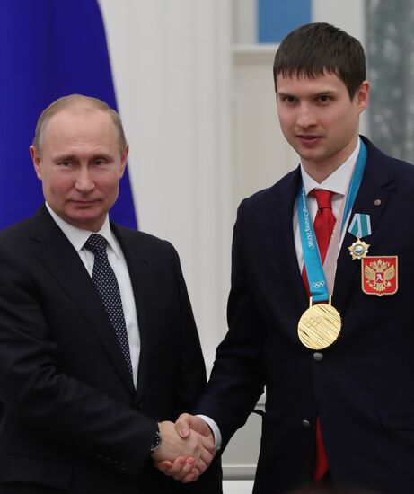 Президент РФ В. Путин вручил госнаграды призерам и победителям XXIII зимних Олимпийских игр