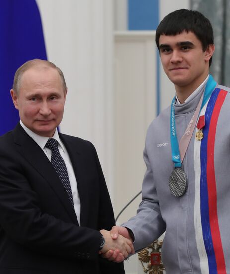Президент РФ В. Путин вручил госнаграды призерам и победителям XXIII зимних Олимпийских игр