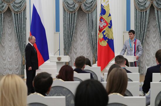 Президент РФ В. Путин вручил госнаграды призерам и победителям XXIII зимних Олимпийских игр