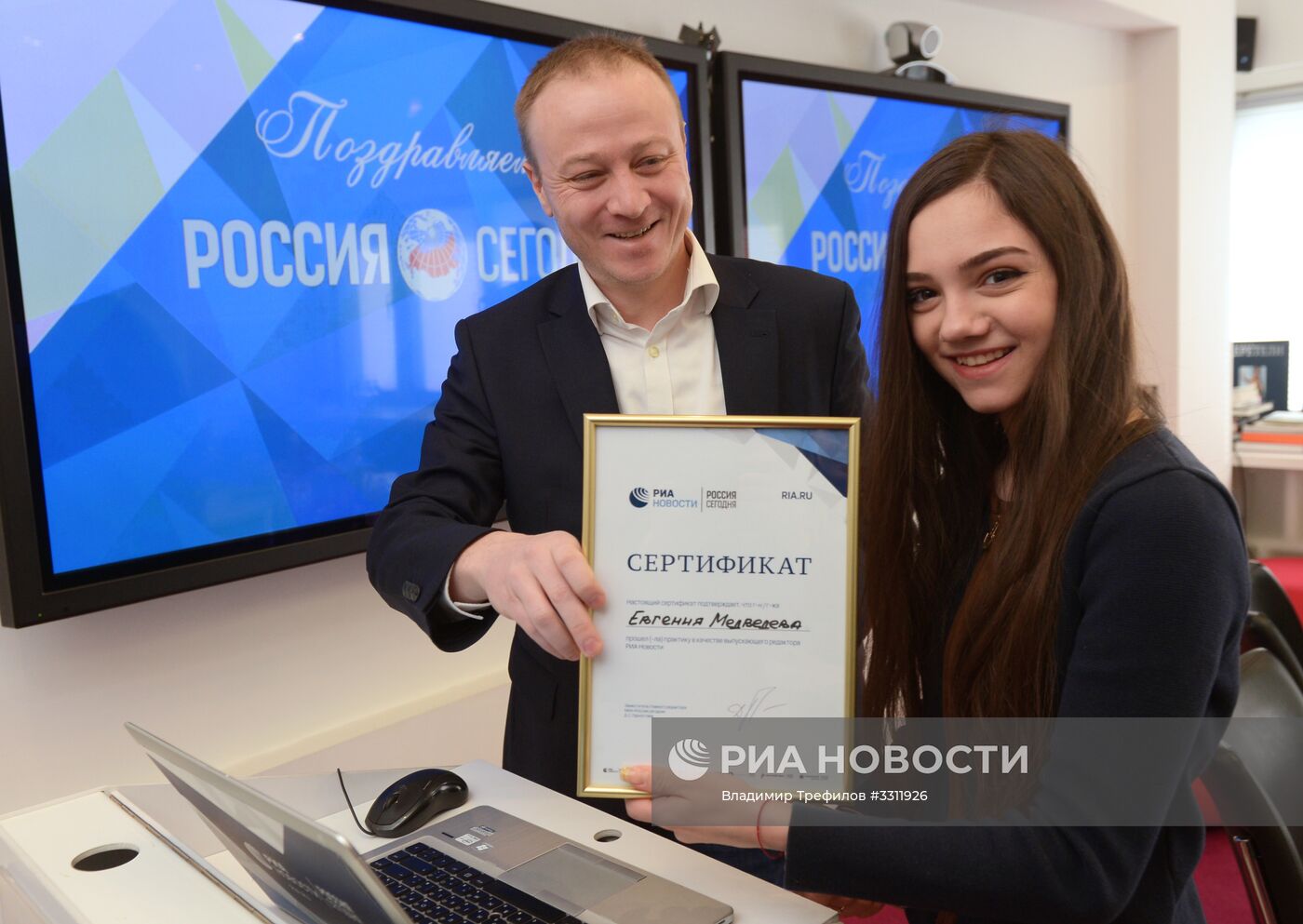 Фигуристки А. Загитова и Е. Медведева выступили в роли выпускающих редакторов "РИА Новости"