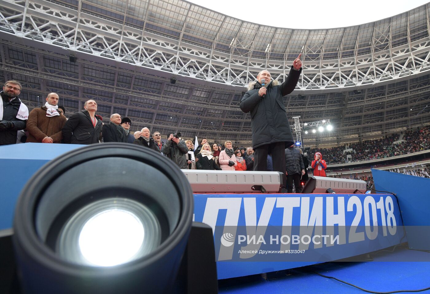 Митинг в поддержку кандидата в президенты РФ В. Путина