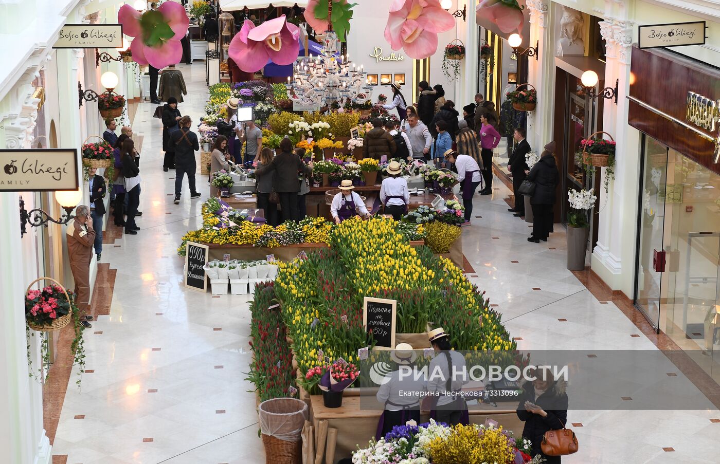 Весенний цветочный базар в Петровском Пассаже