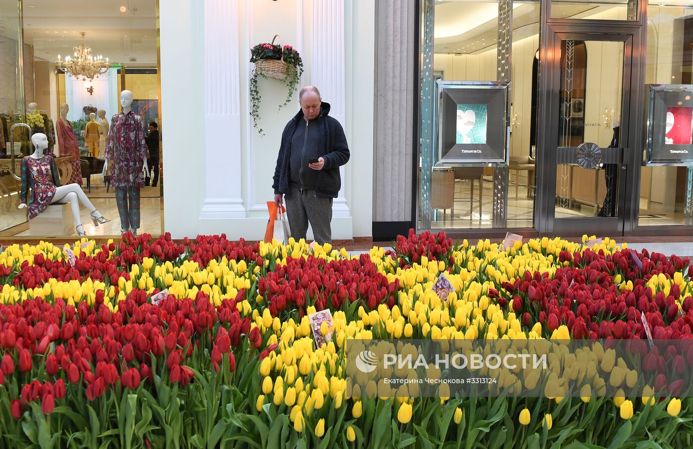 Весенний цветочный базар в Петровском Пассаже