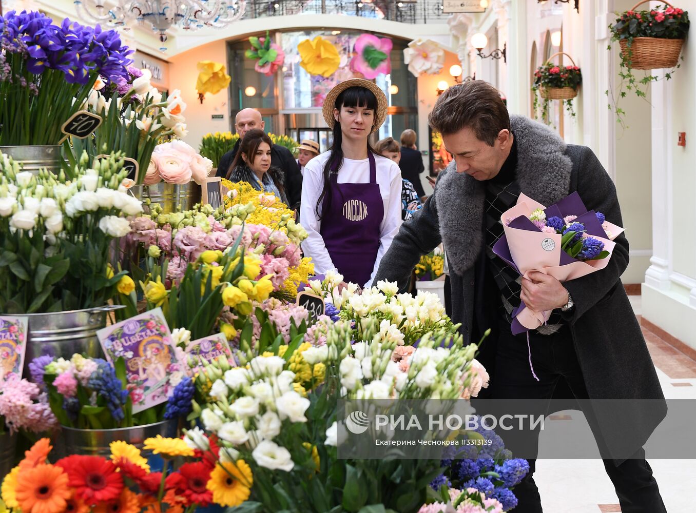 Весенний цветочный базар в Петровском Пассаже