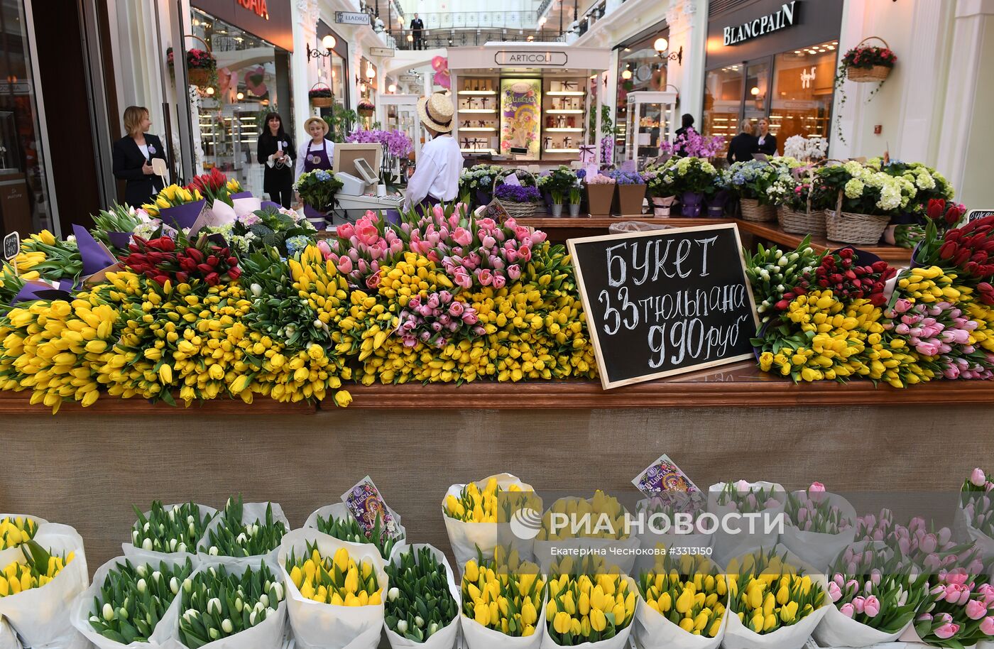 Весенний цветочный базар в Петровском Пассаже