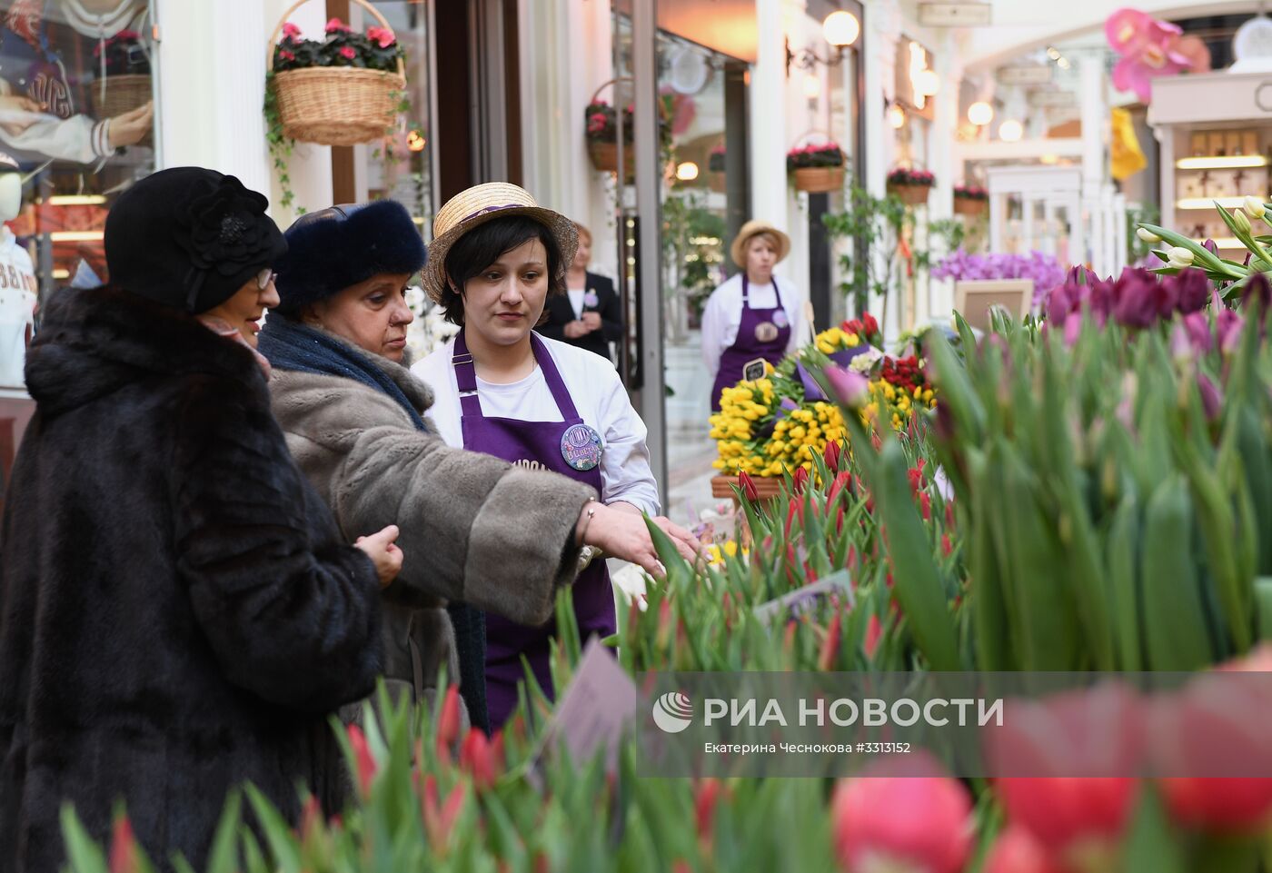 Весенний цветочный базар в Петровском Пассаже