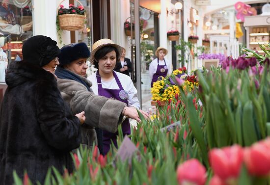 Весенний цветочный базар в Петровском Пассаже