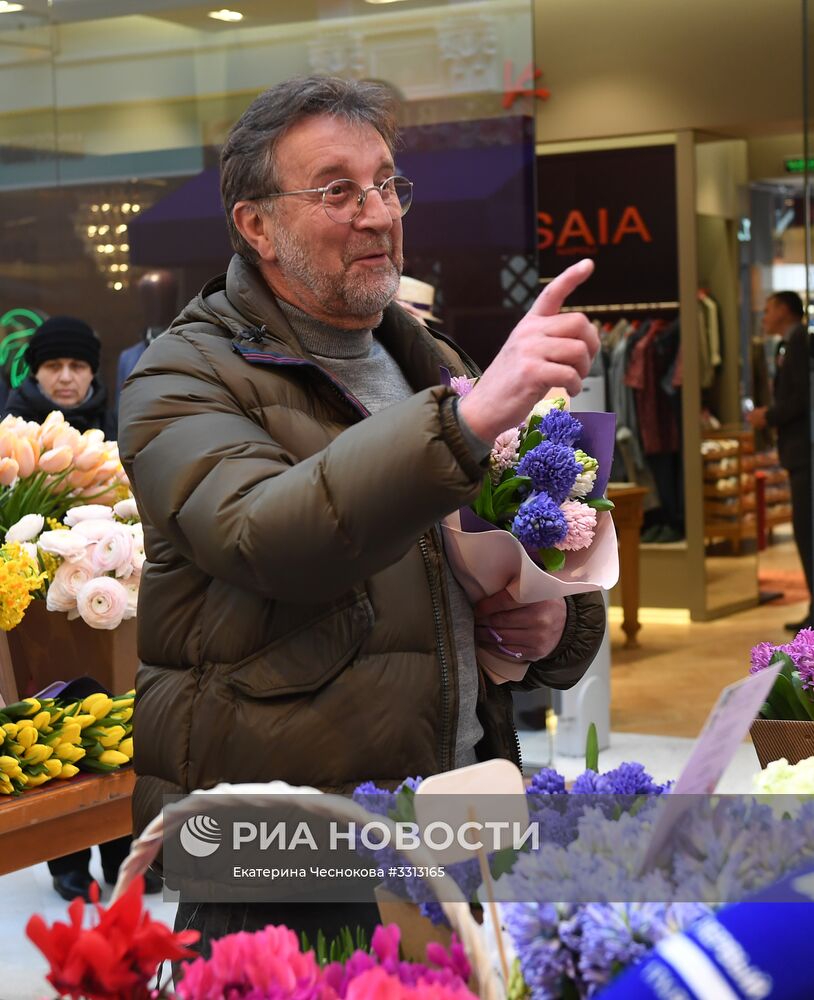 Весенний цветочный базар в Петровском Пассаже