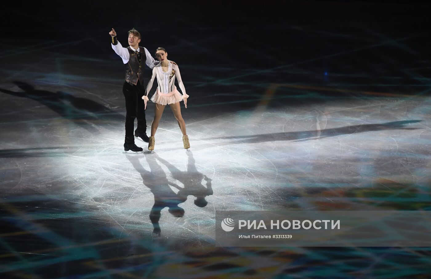Шоу фигуристов "Праздник олимпийцев. Чемпионы - Москве"
