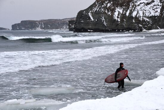 Зимний серфинг в бухте Чернышева острова Русский