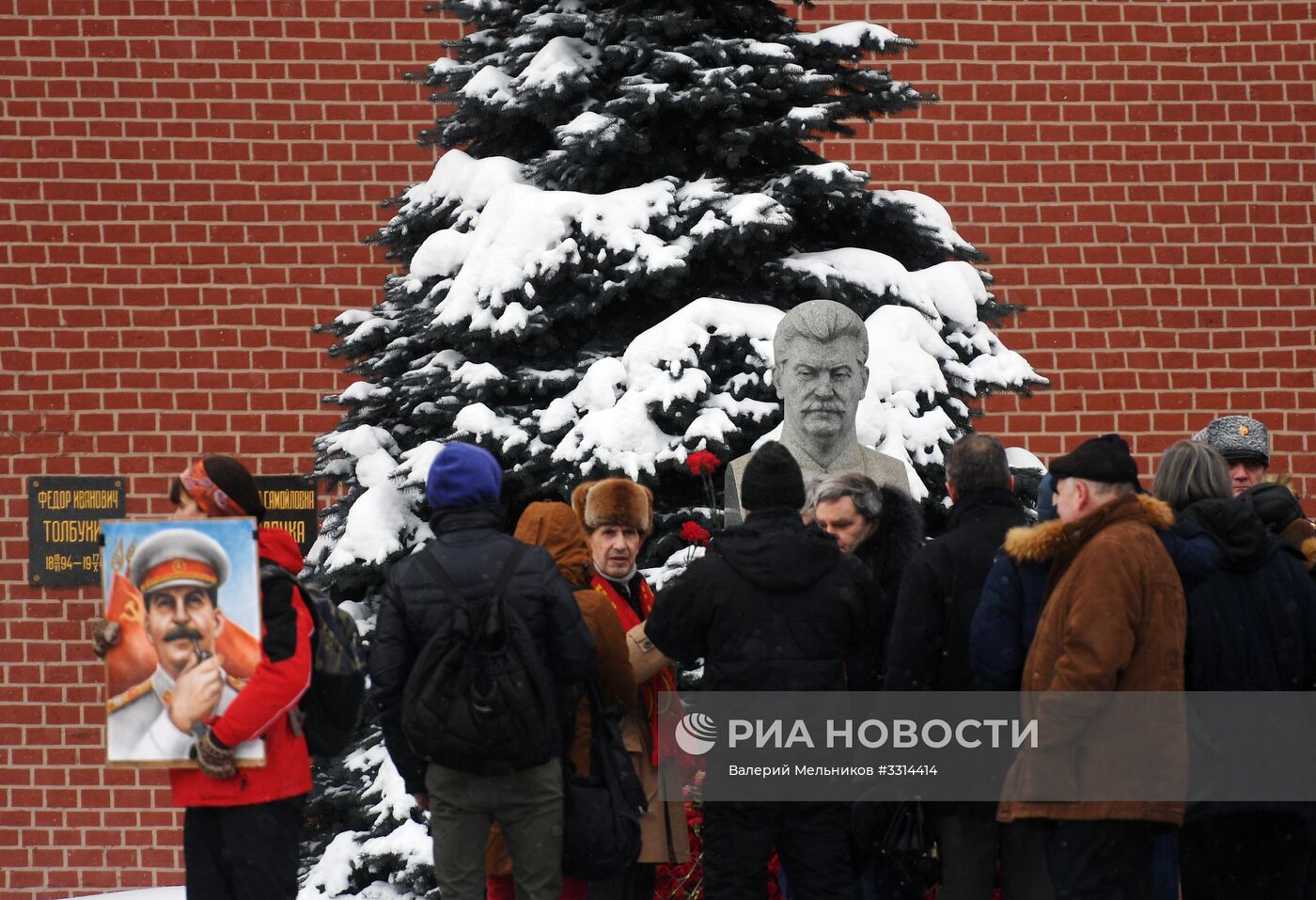 Возложение цветов к могиле И.В. Сталина у Кремлевской стены