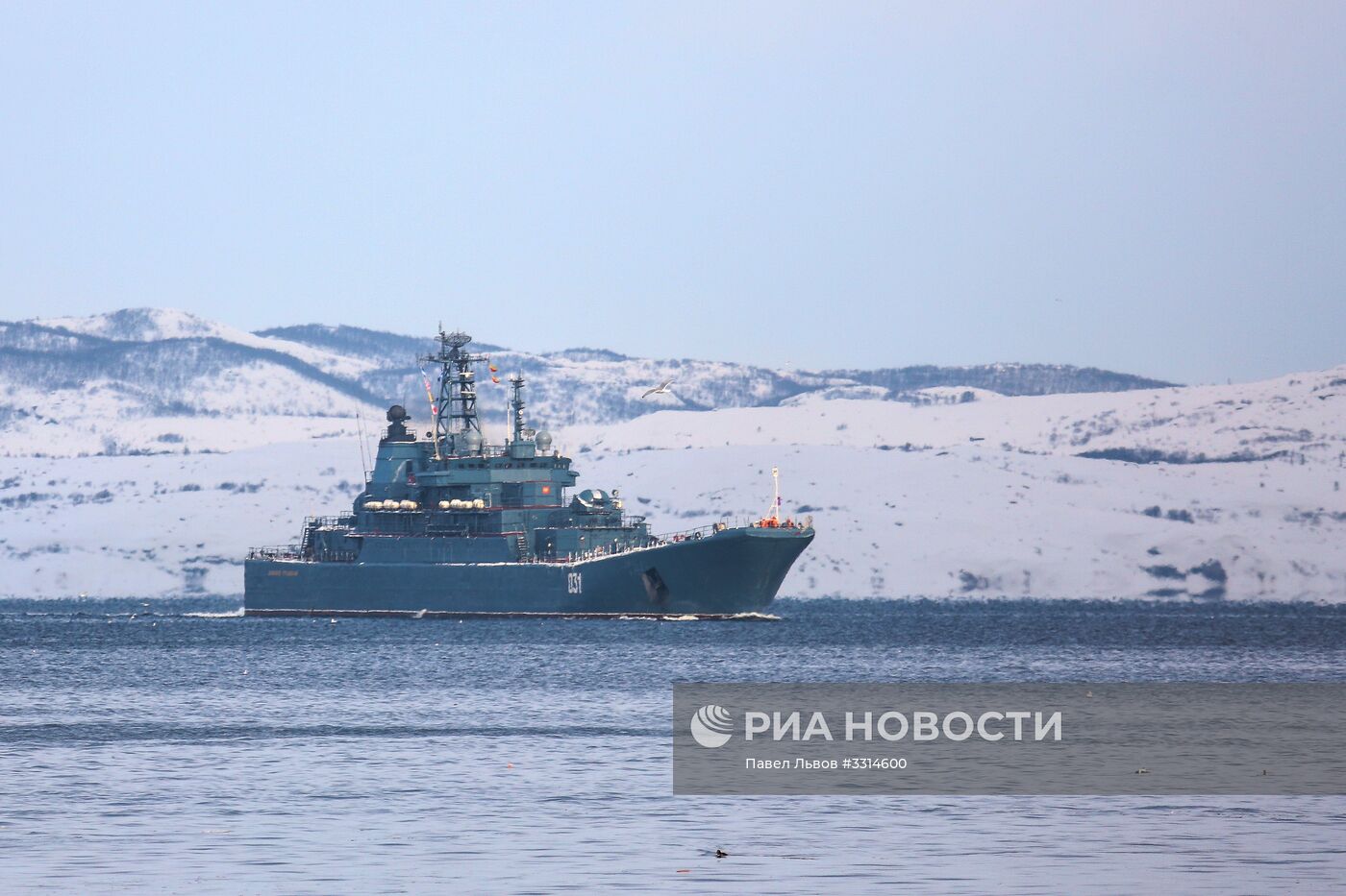 Встреча большого десантного корабля "Александр Отраковский" в порту Мурманска