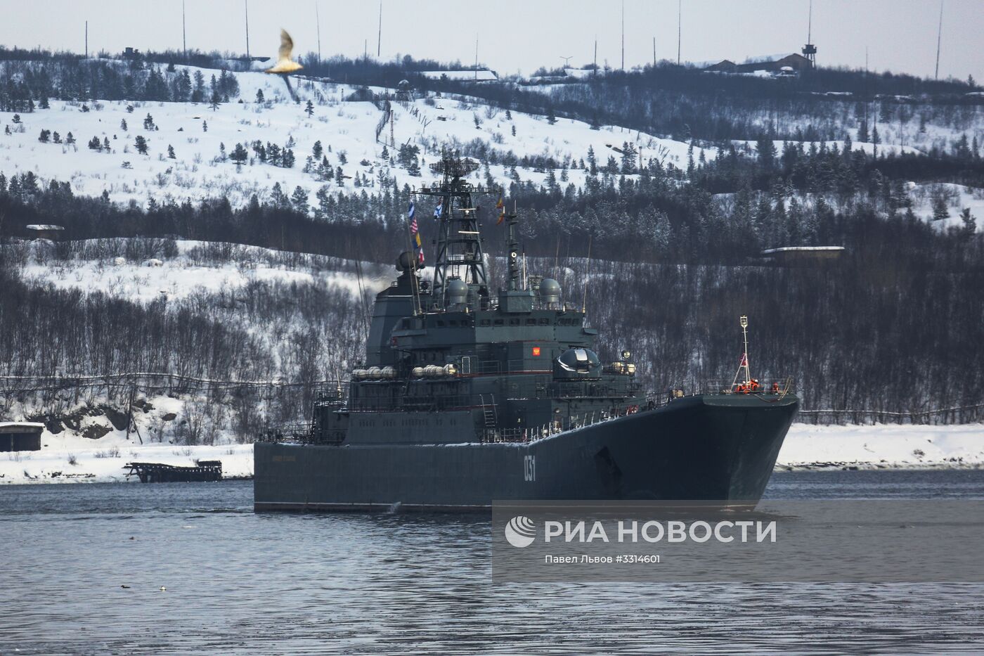 Встреча большого десантного корабля "Александр Отраковский" в порту Мурманска