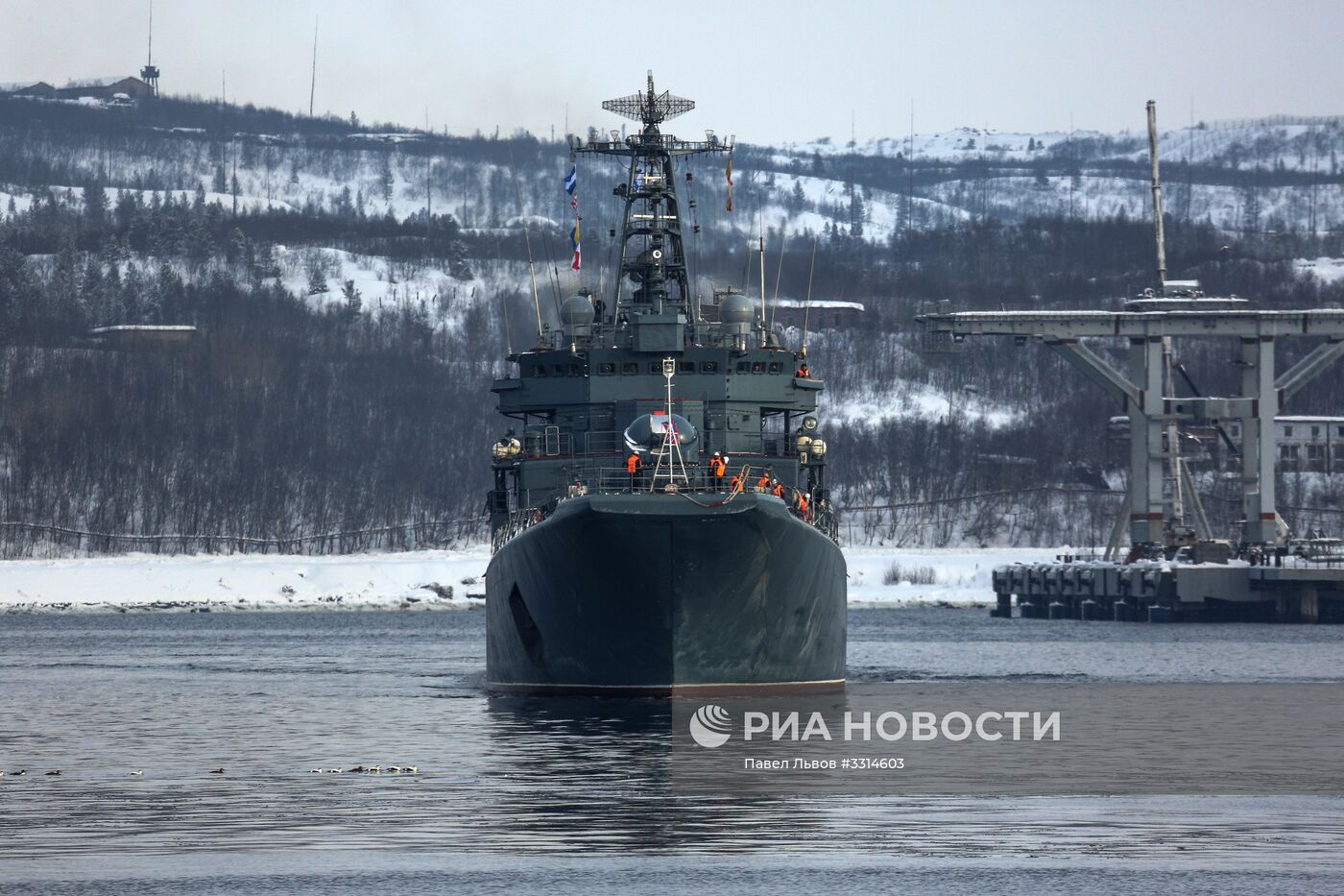 Встреча большого десантного корабля "Александр Отраковский" в порту Мурманска