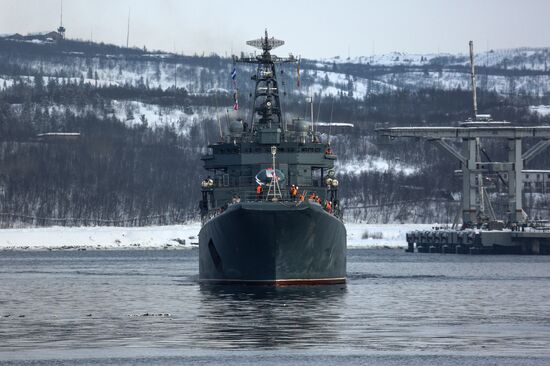 Встреча большого десантного корабля "Александр Отраковский" в порту Мурманска