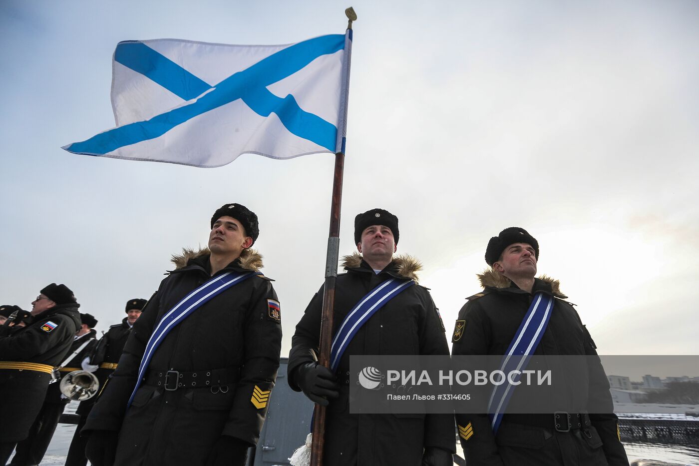 Встреча большого десантного корабля "Александр Отраковский" в порту Мурманска