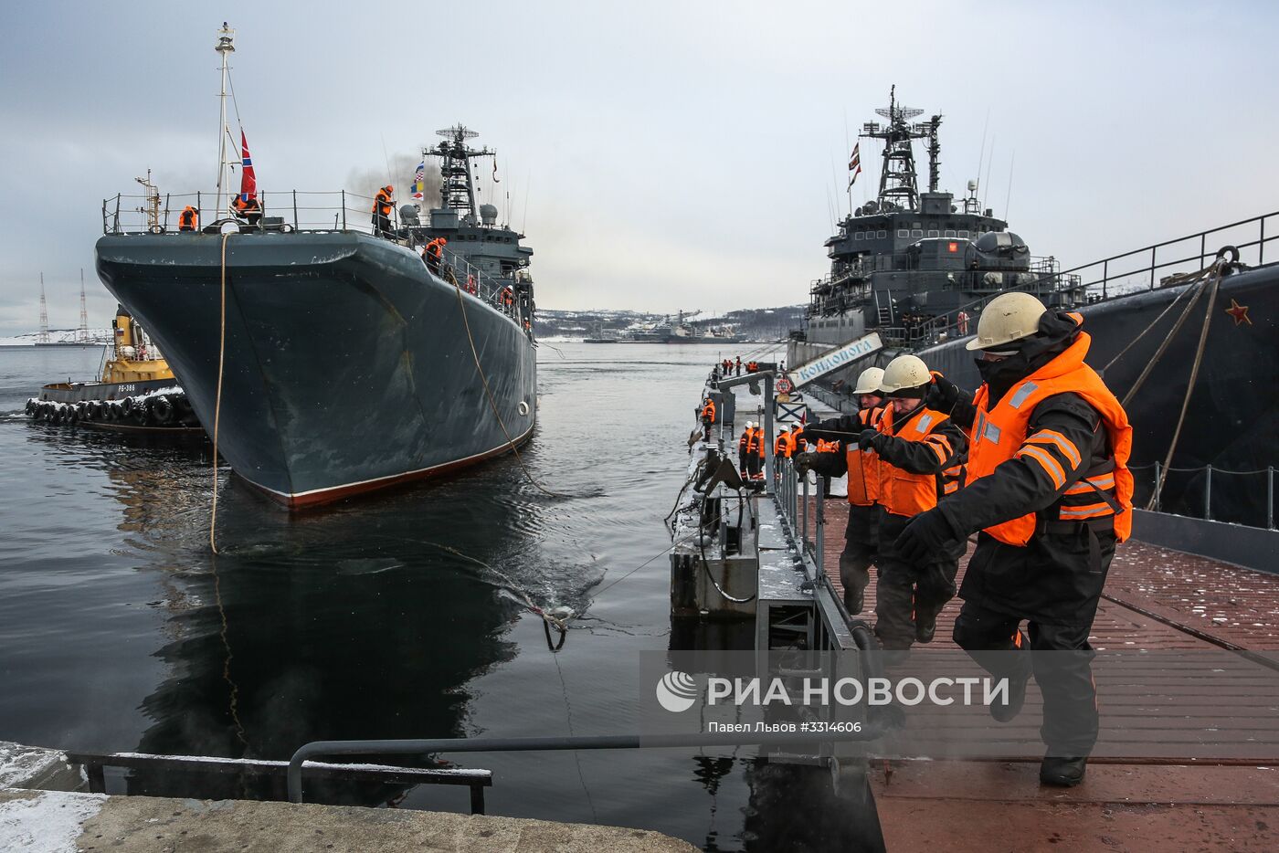 Встреча большого десантного корабля "Александр Отраковский" в порту Мурманска