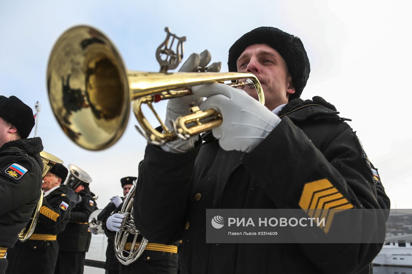 Встреча большого десантного корабля "Александр Отраковский" в порту Мурманска