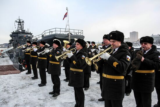 Встреча большого десантного корабля "Александр Отраковский" в порту Мурманска