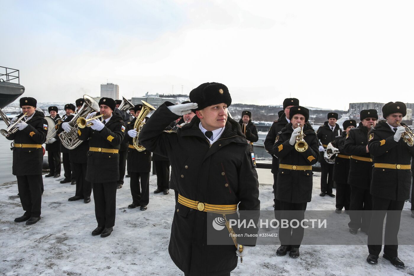 Встреча большого десантного корабля "Александр Отраковский" в порту Мурманска