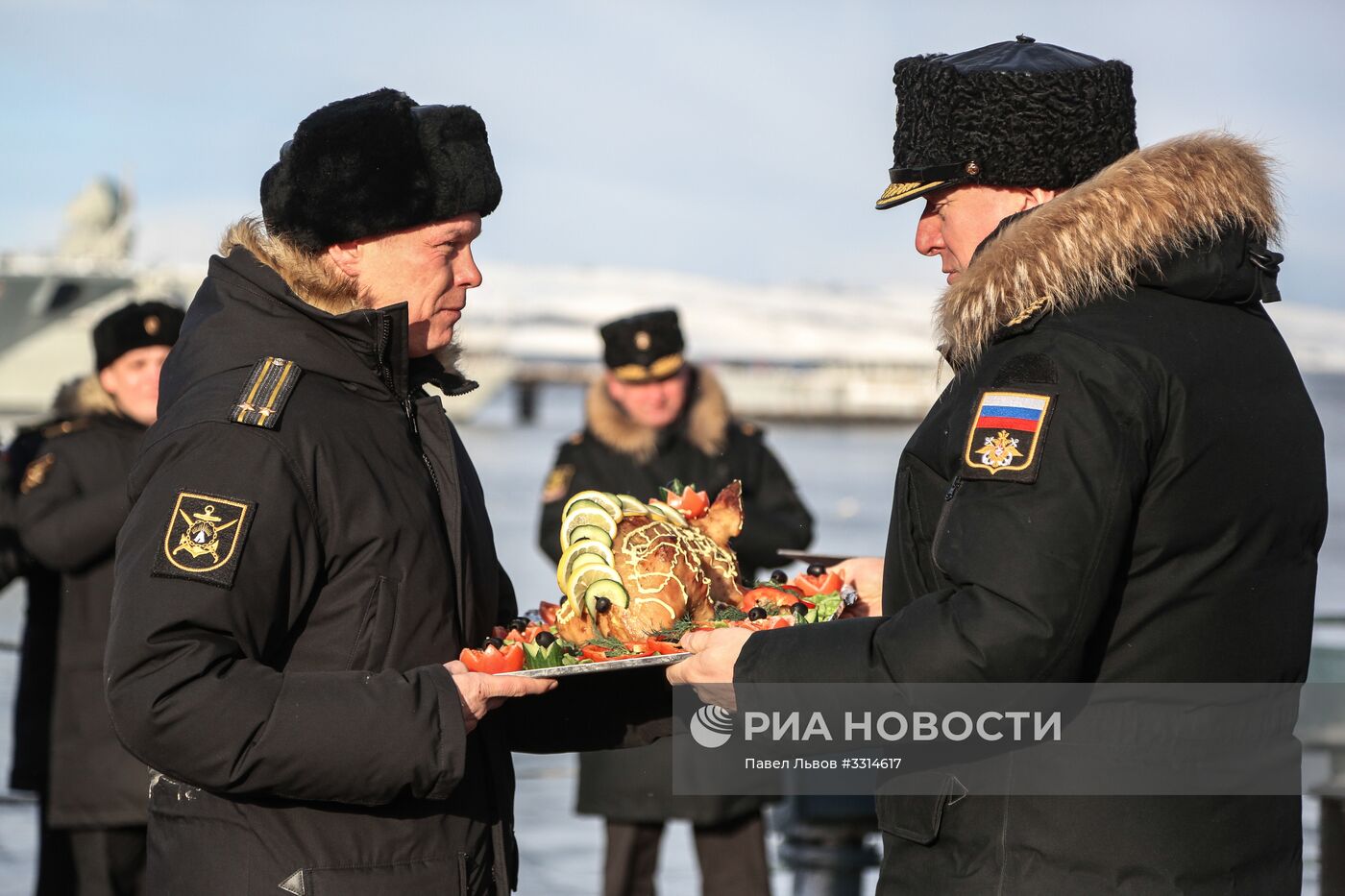 Встреча большого десантного корабля "Александр Отраковский" в порту Мурманска