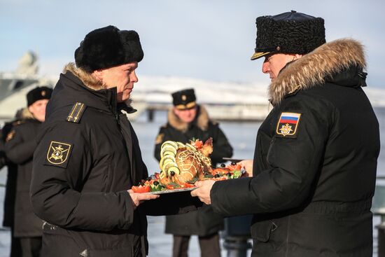 Встреча большого десантного корабля "Александр Отраковский" в порту Мурманска