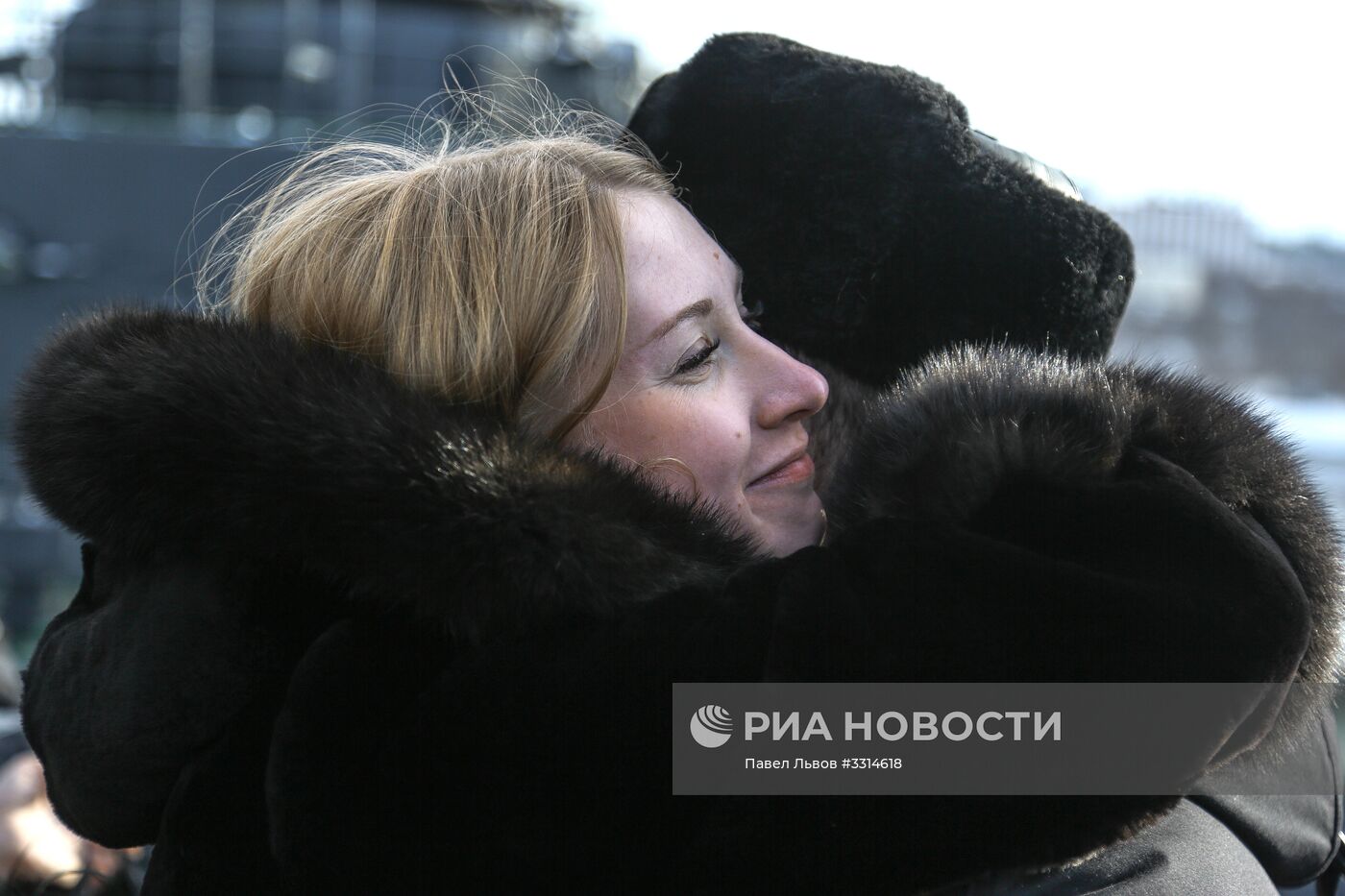 Встреча большого десантного корабля "Александр Отраковский" в порту Мурманска