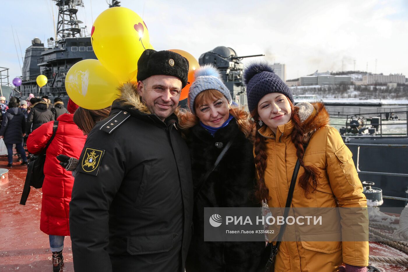 Встреча большого десантного корабля "Александр Отраковский" в порту Мурманска