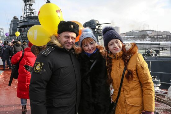 Встреча большого десантного корабля "Александр Отраковский" в порту Мурманска