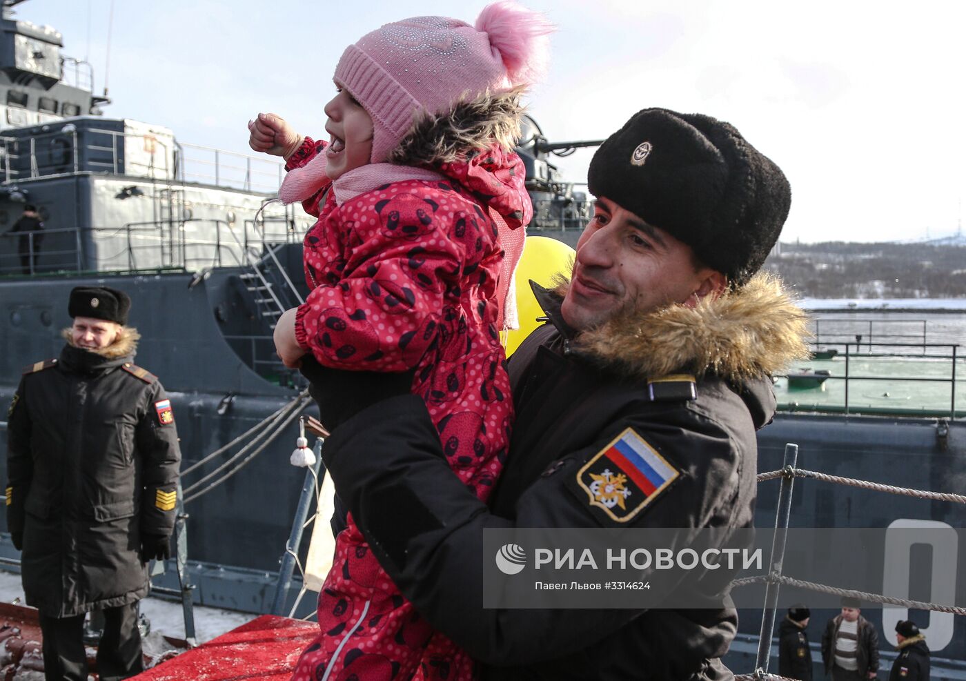 Встреча большого десантного корабля "Александр Отраковский" в порту Мурманска