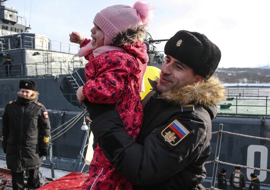 Встреча большого десантного корабля "Александр Отраковский" в порту Мурманска