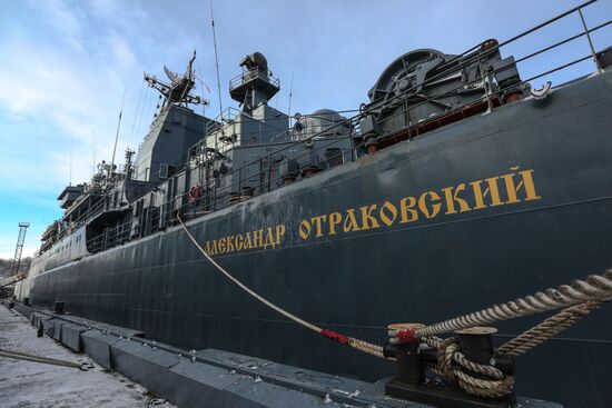 Встреча большого десантного корабля "Александр Отраковский" в порту Мурманска