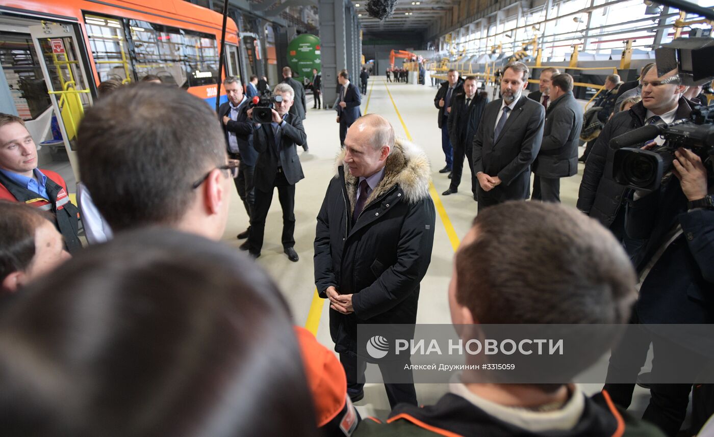 Путины нижнем. Путин Нижний Тагил Уралвагонзавод. Путин в трамвае. Новый трамвай Уралтрансмаш. Уралвагонзавод трамвай.